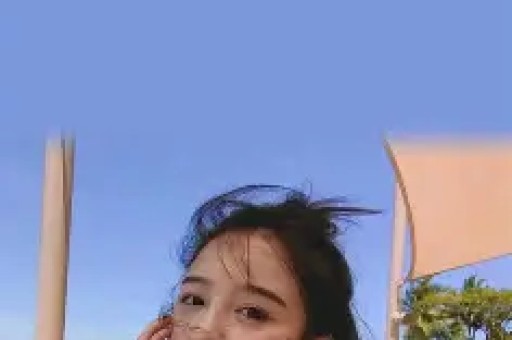 算是救赎文。女主是小镇出来的姑娘被网暴回到家乡遇到男主。此时她是外地来旅游的漂亮有钱女人他是活一天算一天破旧酒吧小老板。第一次见面女主见色起意以为男主是🦆但其实他是只想逃离妈妈掌控的